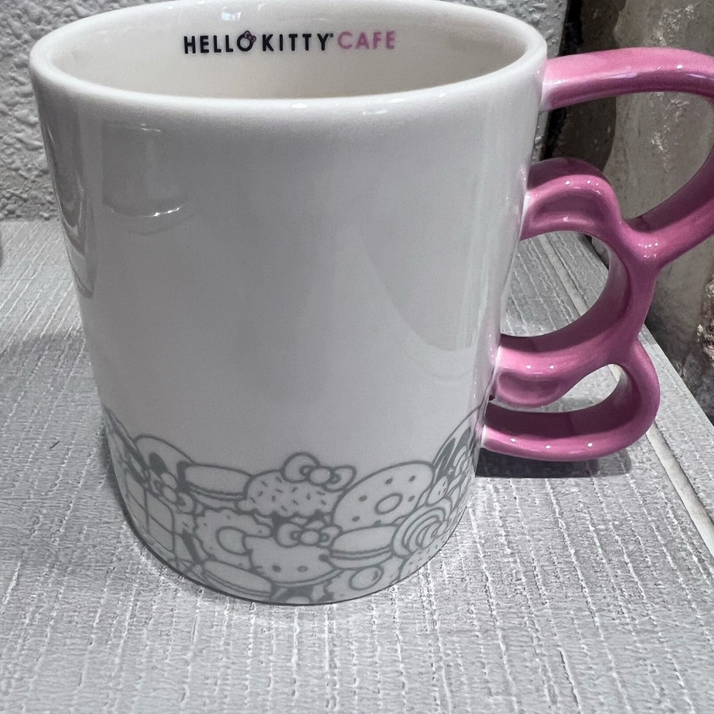 EXCLUSIVE Hello Kitty CAFE -Bow handle Mug